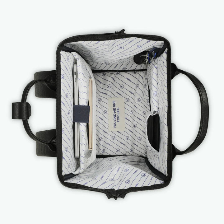 Rucksack Adventurer Large Chelsea Black von Cabaia, Innenansicht mit Laptopfach