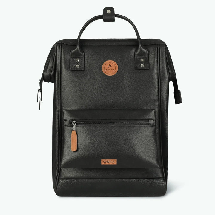 Rucksack Adventurer Large Chelsea Black von Cabaia, Vorderansicht mit Fronttasche