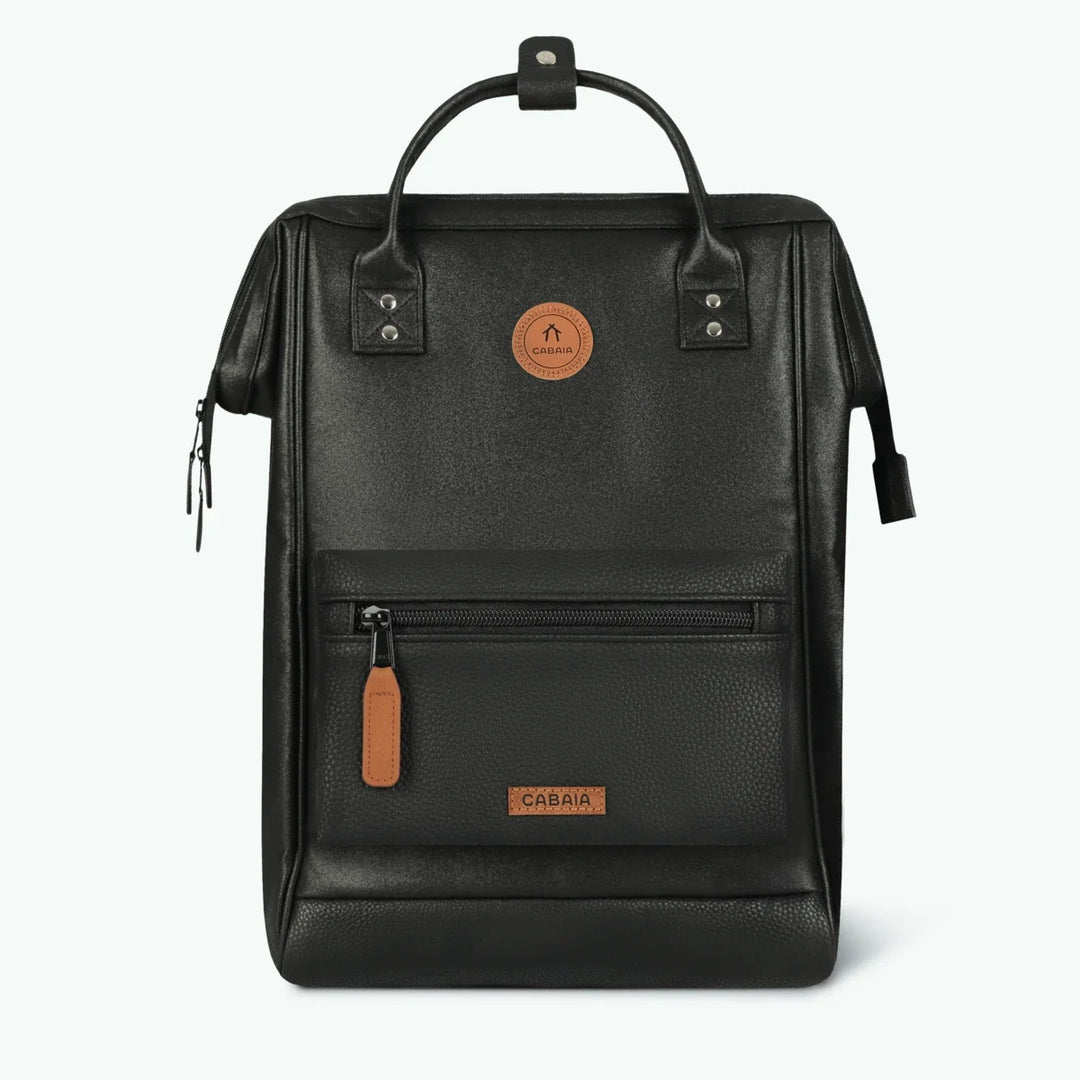 Rucksack Adventurer Large Chelsea Black von Cabaia, Vorderansicht mit zweiter Fronttasche