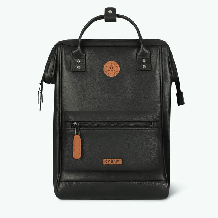 Rucksack Adventurer Large Chelsea Black von Cabaia, Vorderansicht mit zweiter Fronttasche
