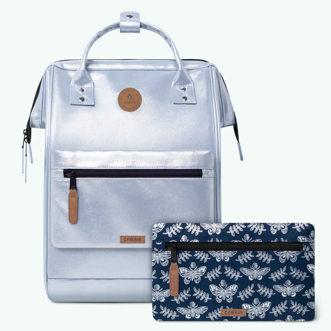 Rucksack Adventurer Large Fiji Silver von Cabaia, mit beiden Fronttaschen