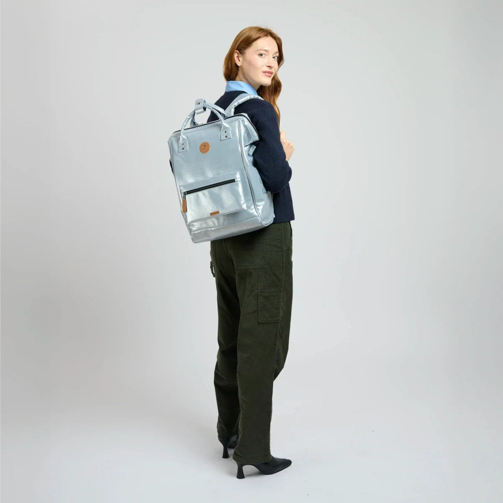 Rucksack Adventurer Large Fiji Silver von Cabaia, am Model