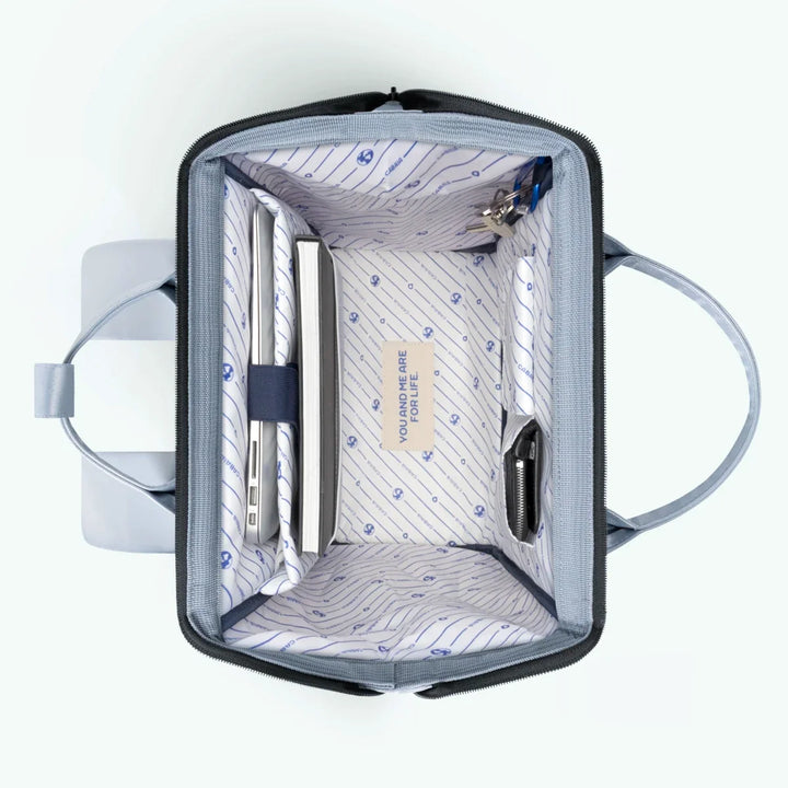 Rucksack Adventurer Large Fiji Silver von Cabaia, Innenansicht mit Laptopfach
