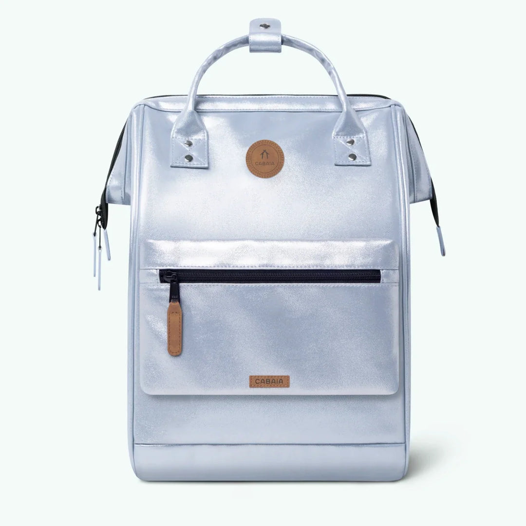 Rucksack Adventurer Large Fiji Silver von Cabaia, mit silberner Fronttasche