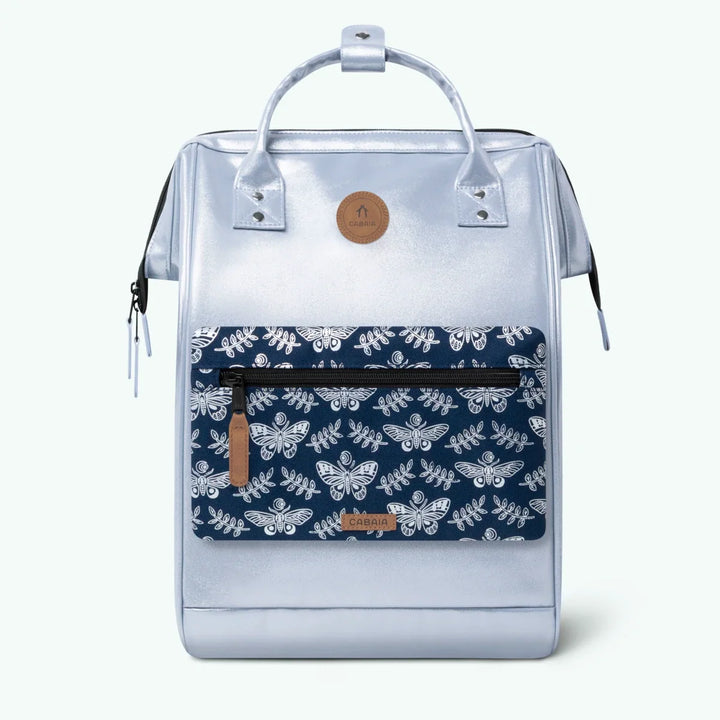 Rucksack Adventurer Large Fiji Silver von Cabaia, mit dunkelblauer Fronttasche