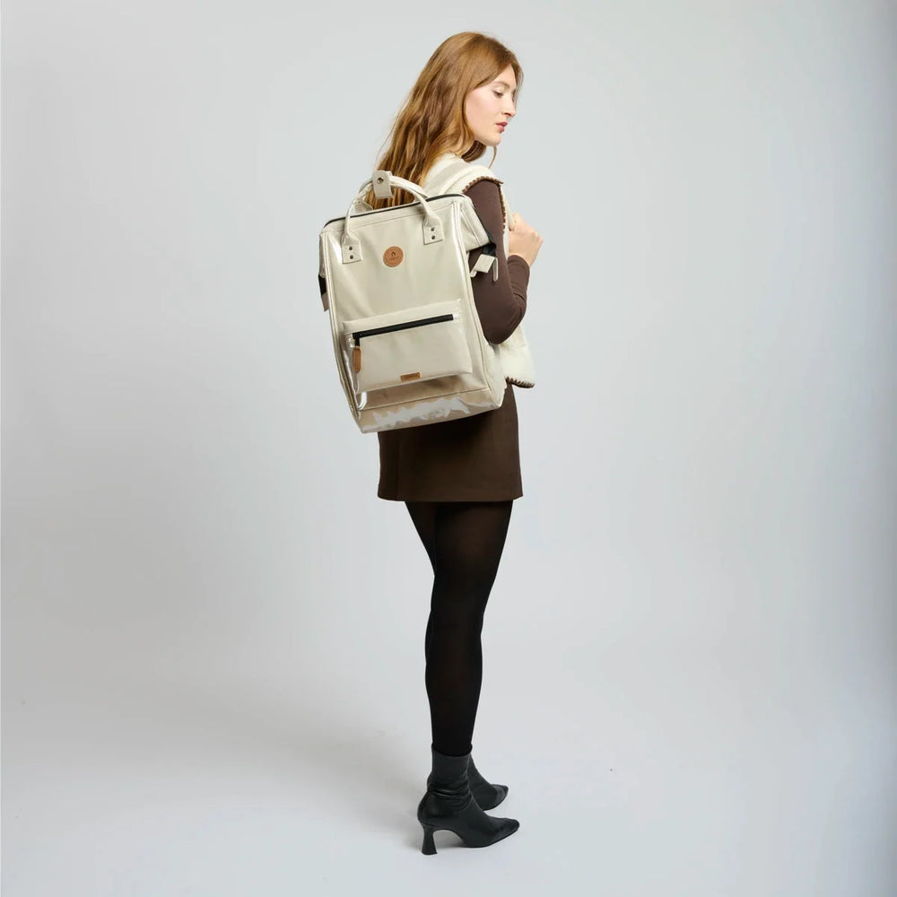 Rucksack Adventurer Large Honolulu Cream von Cabaia, am Model