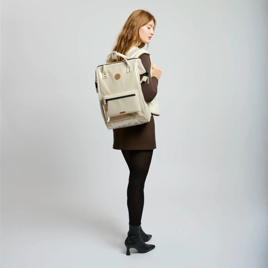 Rucksack Adventurer Large Honolulu Cream von Cabaia, am Model