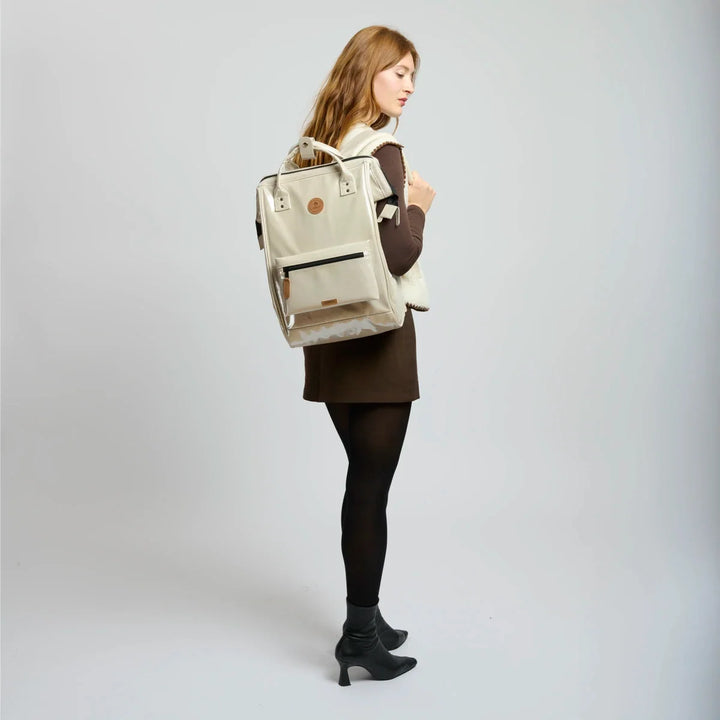 Rucksack Adventurer Large Honolulu Cream von Cabaia, am Model