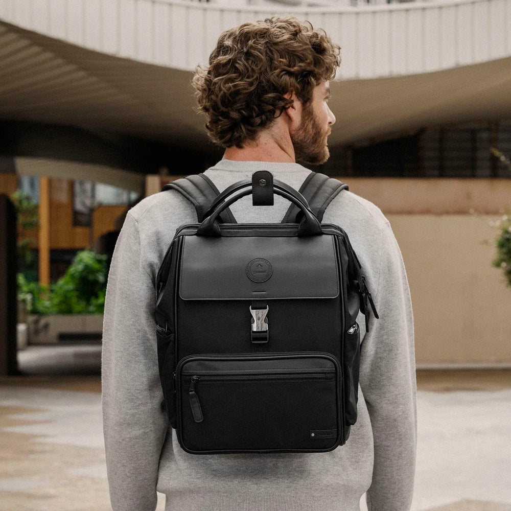 Rucksack Adventurer Medium Bold Beziers von Cabaia, am Model