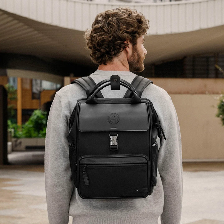 Rucksack Adventurer Medium Bold Beziers von Cabaia, am Model
