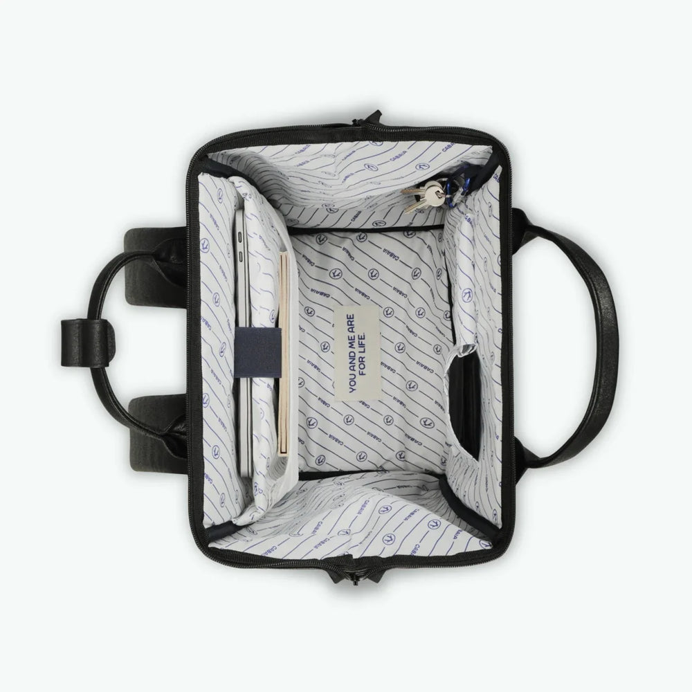 Rucksack Adventurer Medium Chelsea Black von Cabaia, Innenansicht mit Laptopfach