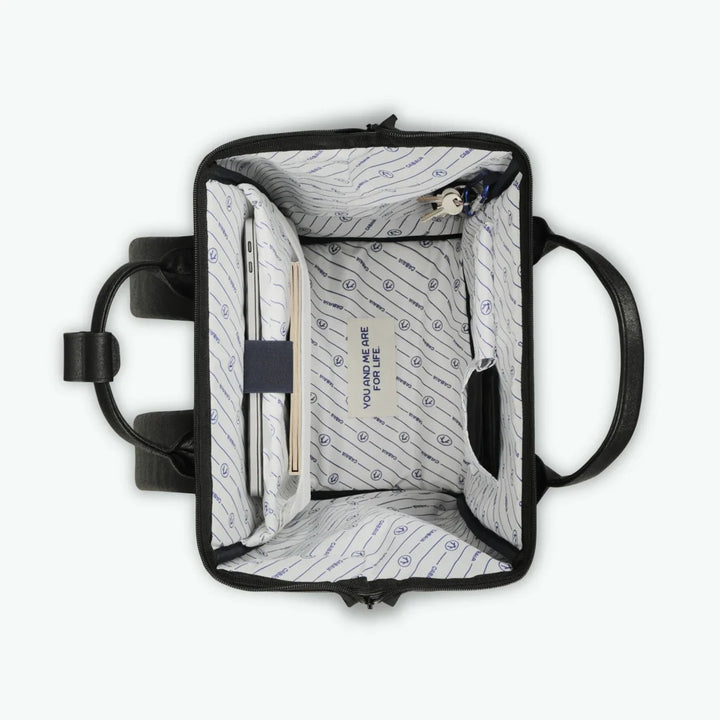 Rucksack Adventurer Medium Chelsea Black von Cabaia, Innenansicht mit Laptopfach
