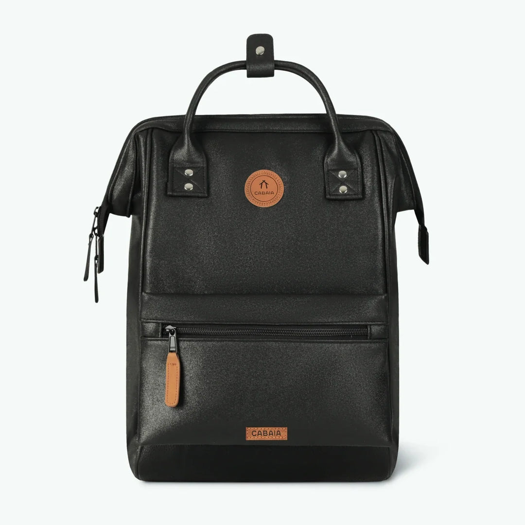 Rucksack Adventurer Medium Chelsea Black von Cabaia, Vorderansicht mit Fronttasche