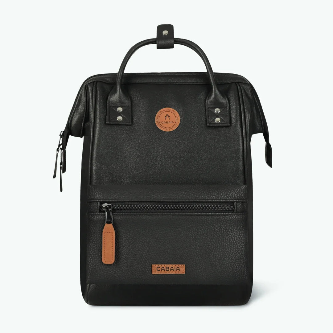 Rucksack Adventurer Medium Chelsea Black von Cabaia, Vorderansicht mit zweiter Fronttasche