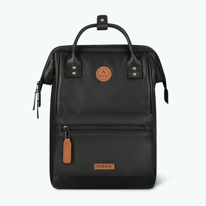 Rucksack Adventurer Medium Chelsea Black von Cabaia, Vorderansicht mit zweiter Fronttasche