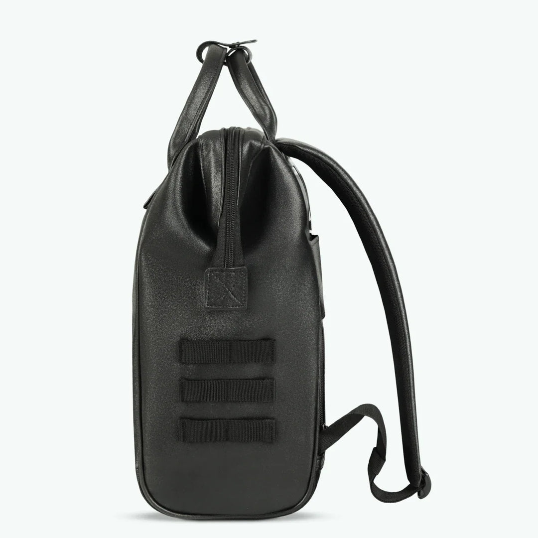 Rucksack Adventurer Medium Chelsea Black von Cabaia, von der Seite