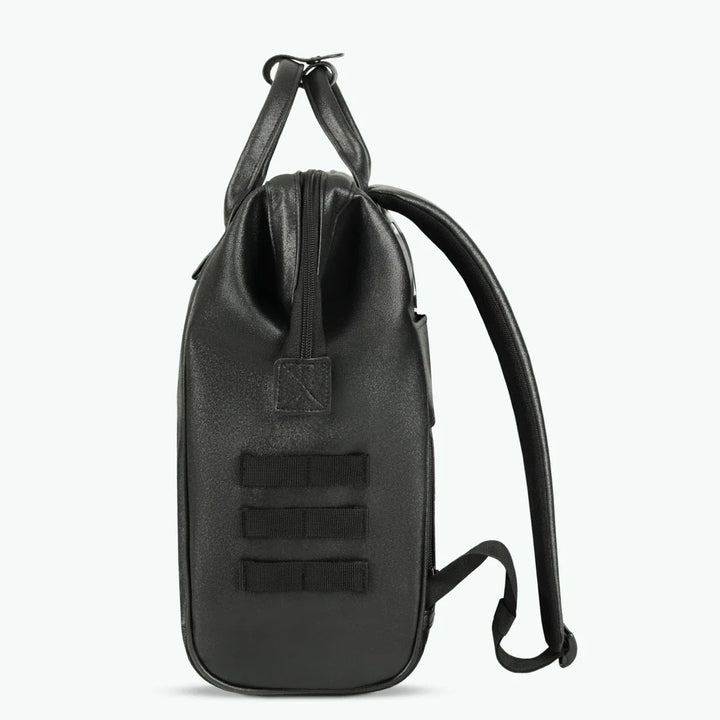 Rucksack Adventurer Medium Chelsea Black von Cabaia, von der Seite