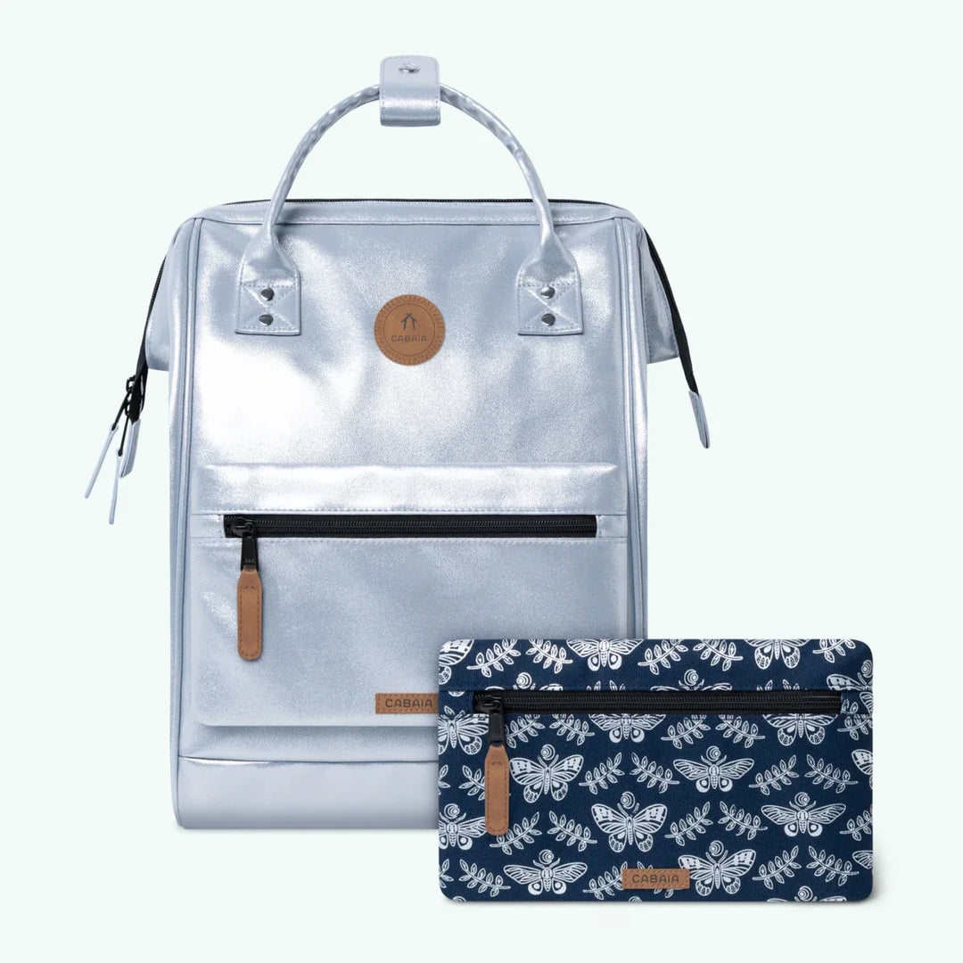 Rucksack Adventurer Medium Fiji Silver von Cabaia, mit beiden Fronttaschen