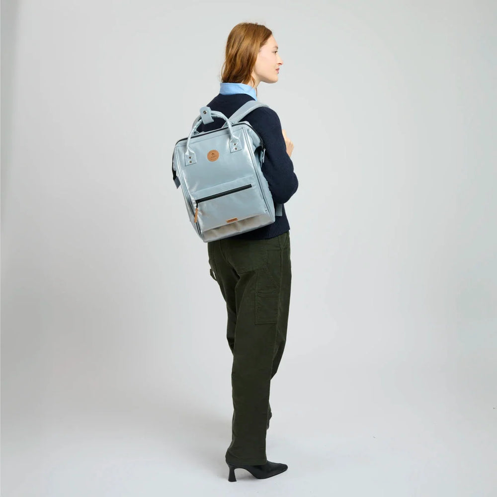 Rucksack Adventurer Medium Fiji Silver von Cabaia, am Model