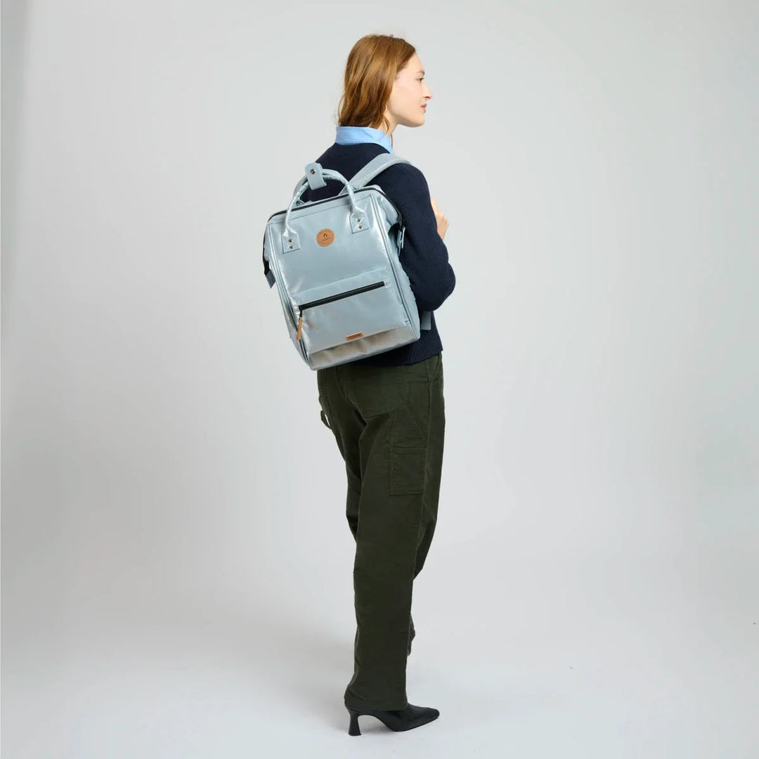 Rucksack Adventurer Medium Fiji Silver von Cabaia, am Model