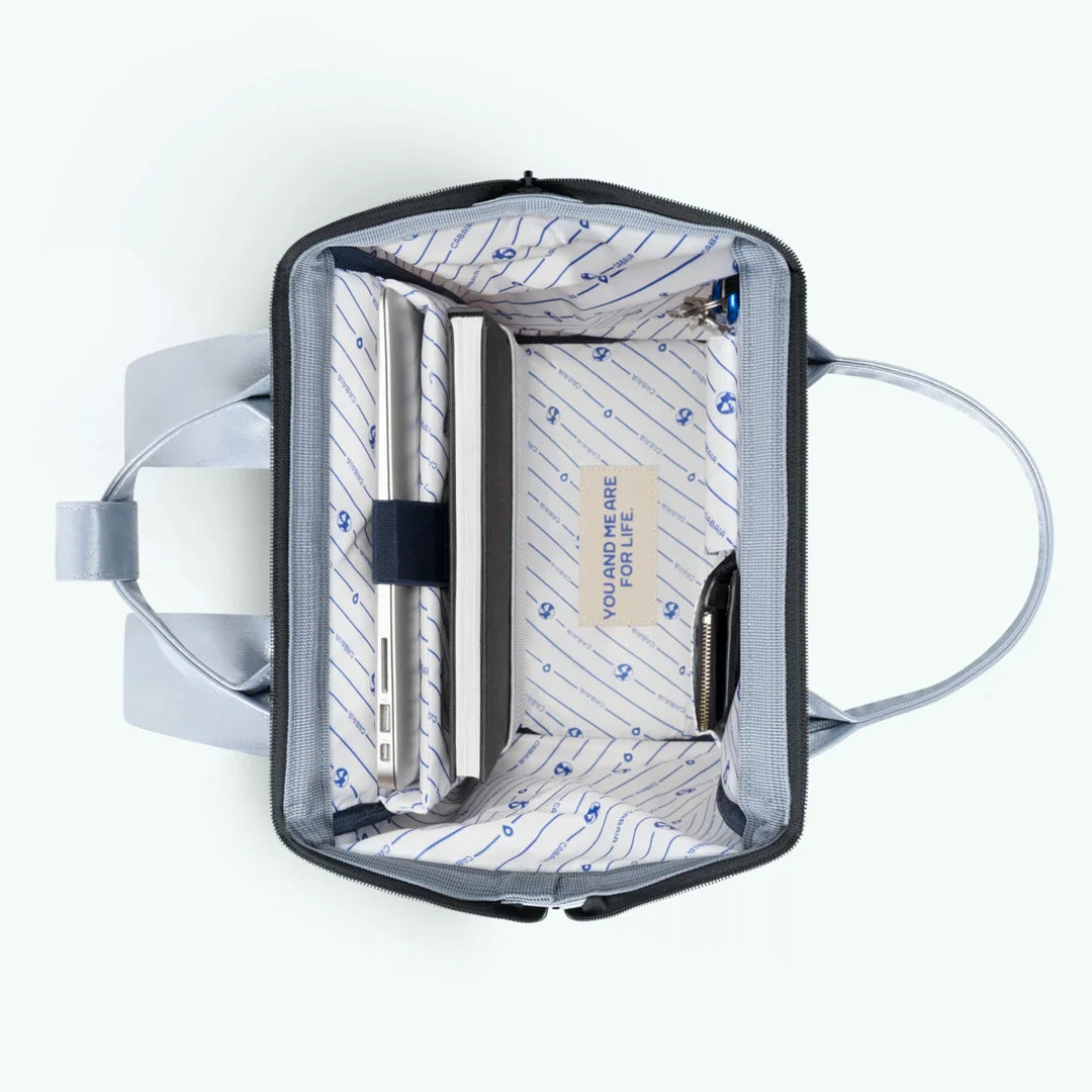 Rucksack Adventurer Medium Fiji Silver von Cabaia, Innenansicht mit Laptopfach