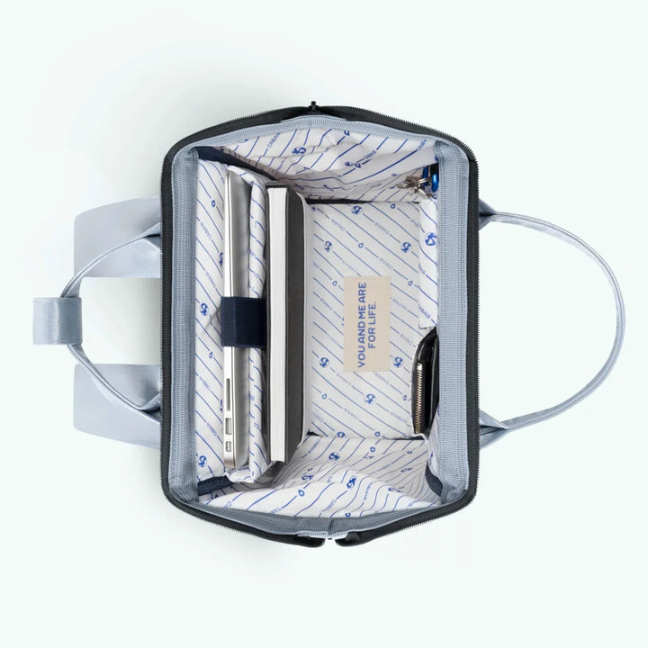 Rucksack Adventurer Medium Fiji Silver von Cabaia, Innenansicht mit Laptopfach