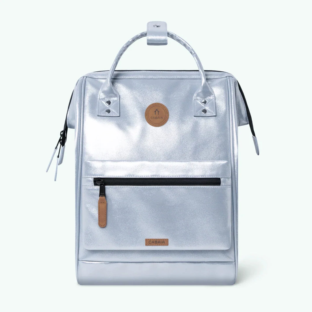 Rucksack Adventurer Medium Fiji Silver von Cabaia, mit silberner Fronttasche