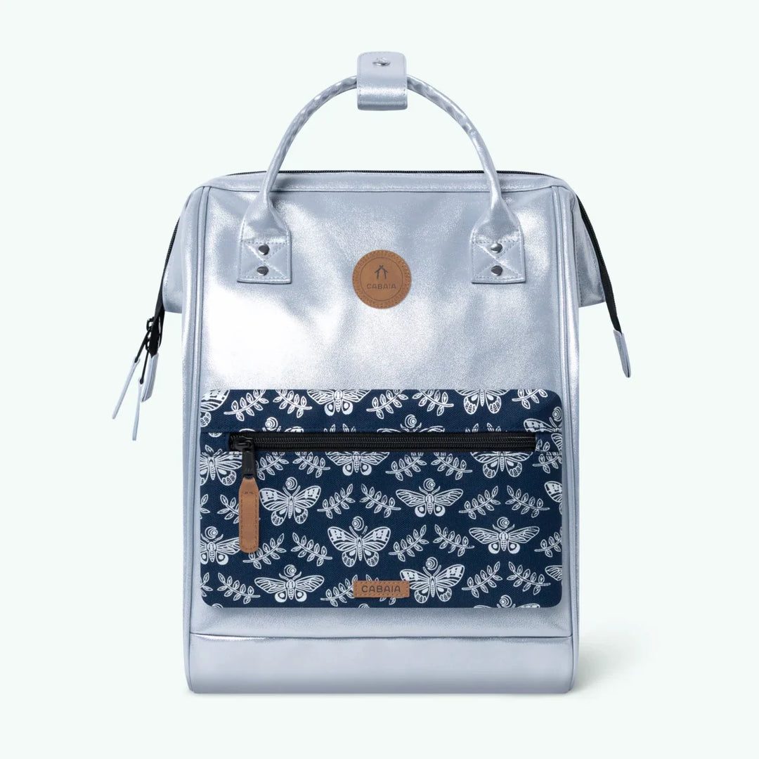Rucksack Adventurer Medium Fiji Silver von Cabaia, mit dunkelblauer Fronttasche