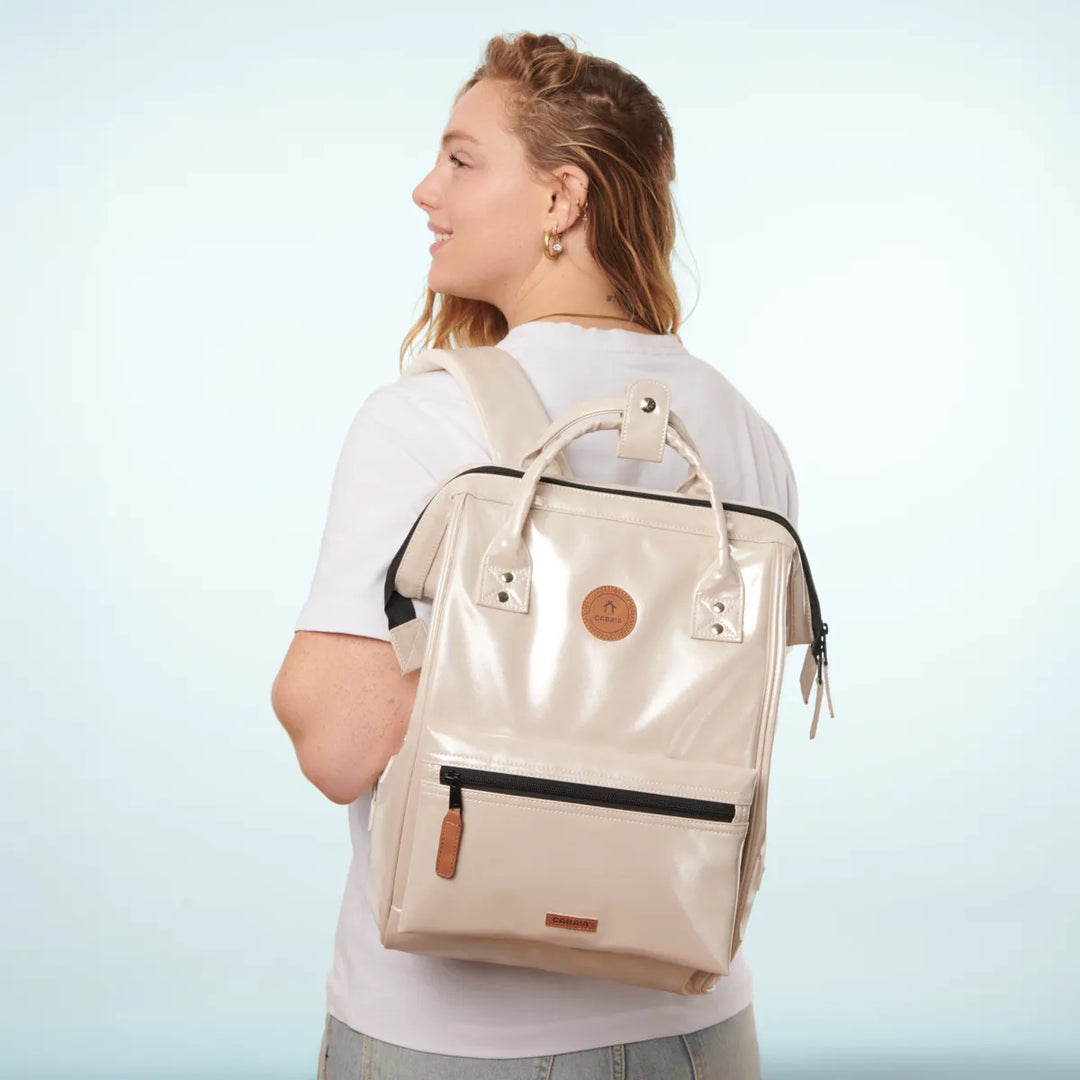 Rucksack Adventurer Medium Honolulu Cream von Cabaia, am Model