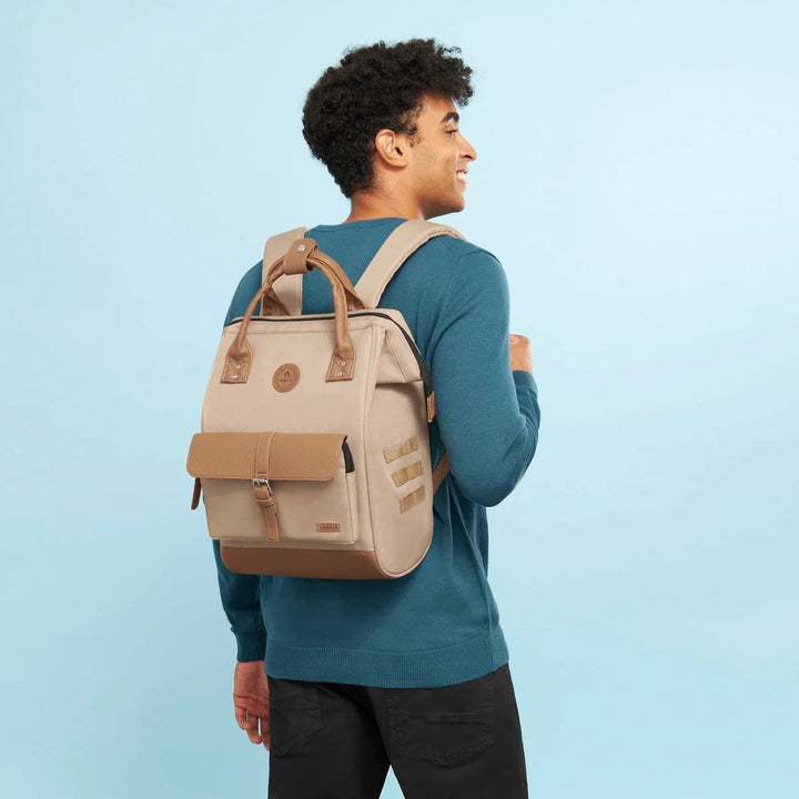 Rucksack Adventurer Medium Kuala Lumpur Beige & Brown von Cabaia, am Model