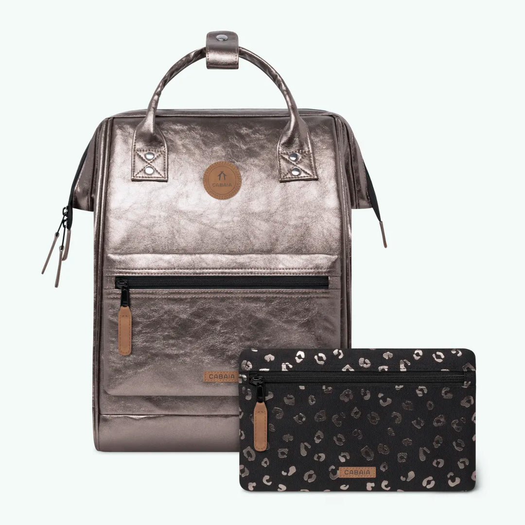 Rucksack Adventurer Medium Louisville Taupe von Cabaia, mit beiden Fronttaschen