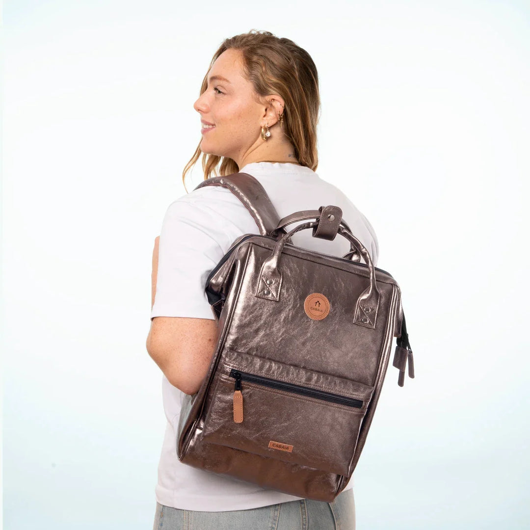 Rucksack Adventurer Medium Louisville Taupe von Cabaia, am Model