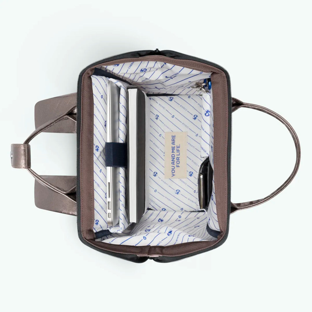 Rucksack Adventurer Medium Louisville Taupe von Cabaia, Innenansicht mit Laptopfach
