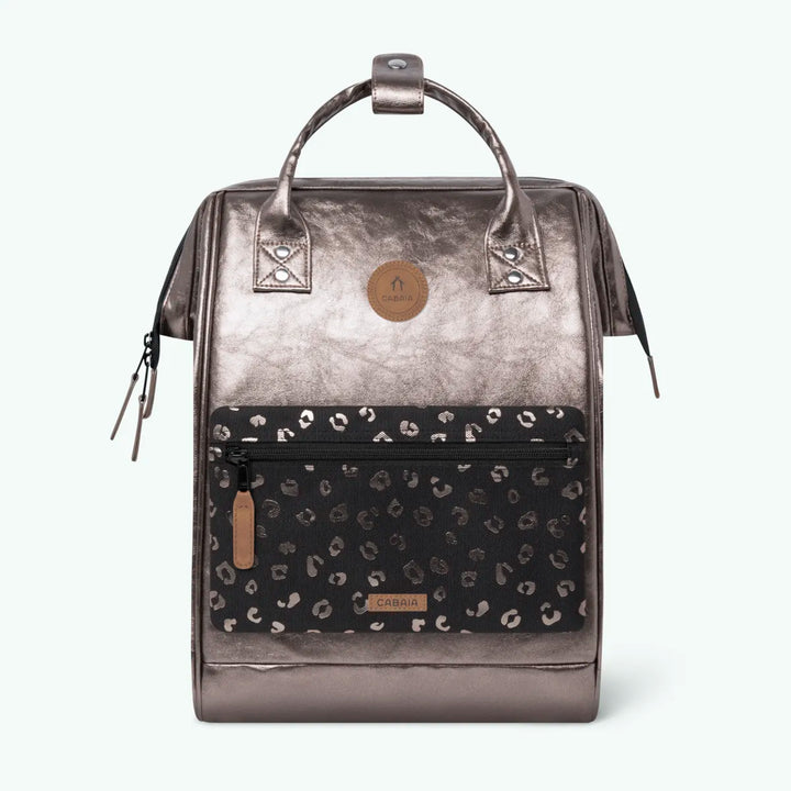Rucksack Adventurer Medium Louisville Taupe von Cabaia, mit schwarzer Fronttasche