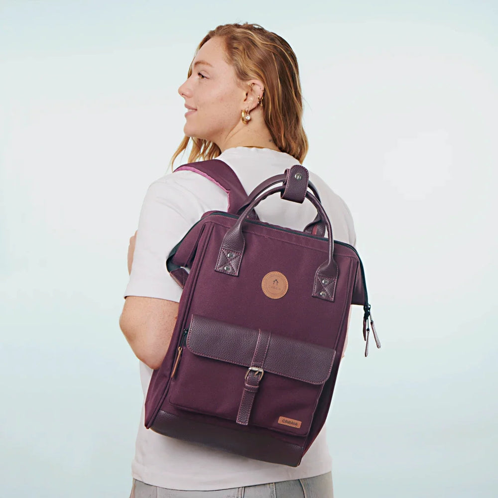 Rucksack Adventurer Medium Norfolk Burgundy von Cabaia, am Model