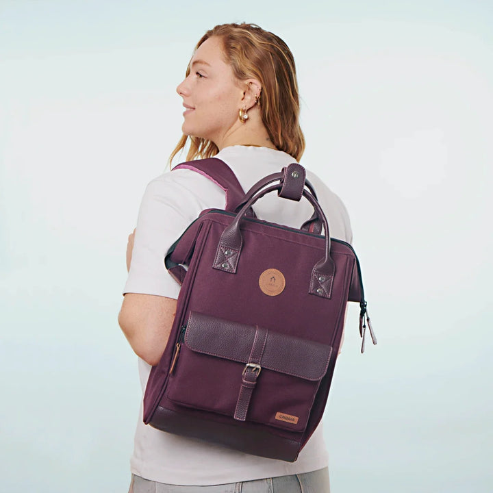Rucksack Adventurer Medium Norfolk Burgundy von Cabaia, am Model