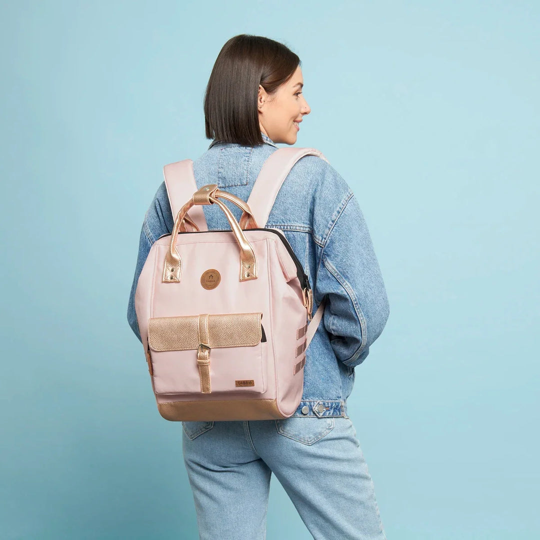 Rucksack Adventurer Medium Queretaro Pink von Cabaia, am Model