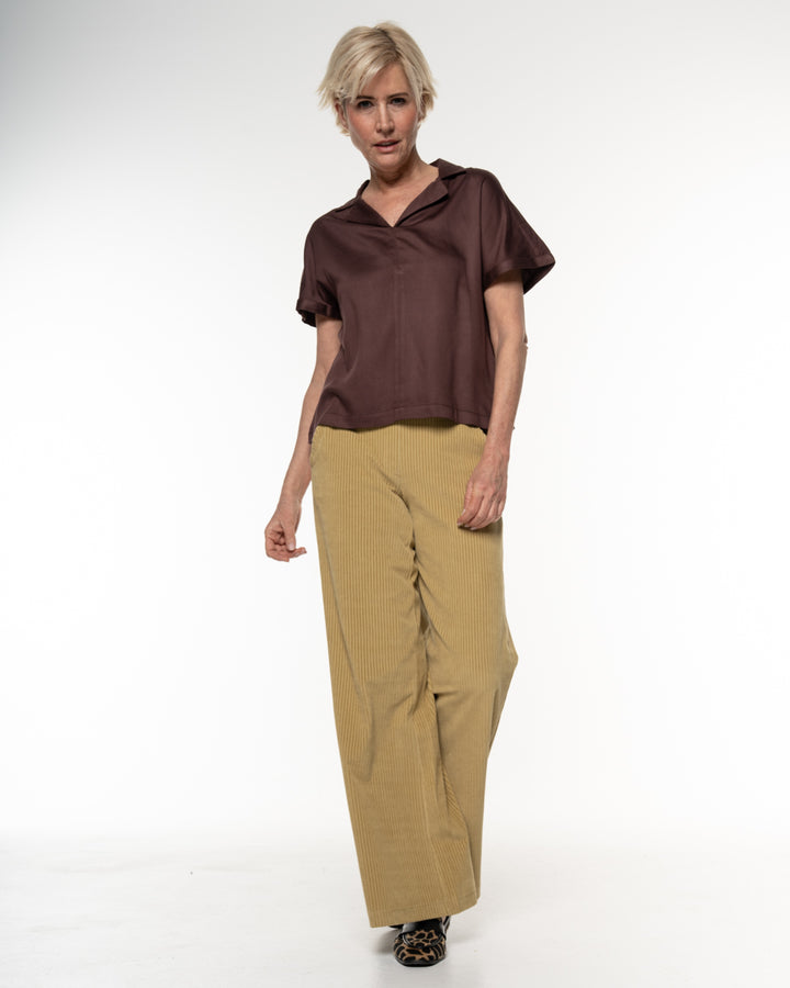 Satin Bluse Bitter Choc von Alma & Lovis am Model