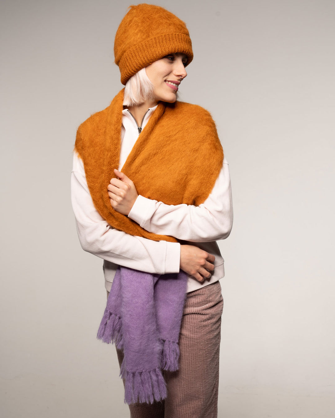 Schal Brushed Scarf Fox aus Alpaka von Alma & Lovis am Model