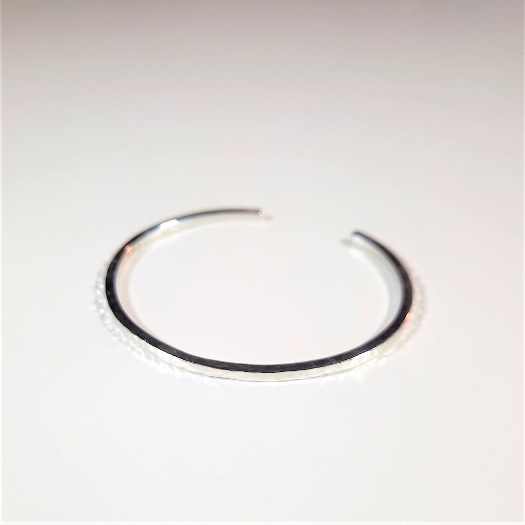 Armspange Cola Structural Silber gehämmert von Umiwi