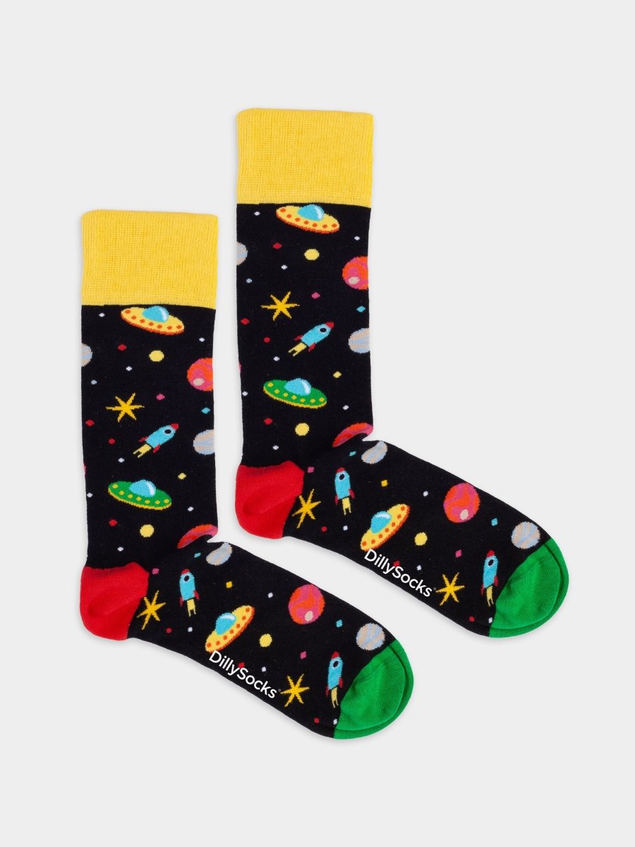 Socken Galactic Ride von DillySocks mit Weltraum-Motiv auf Schwarz