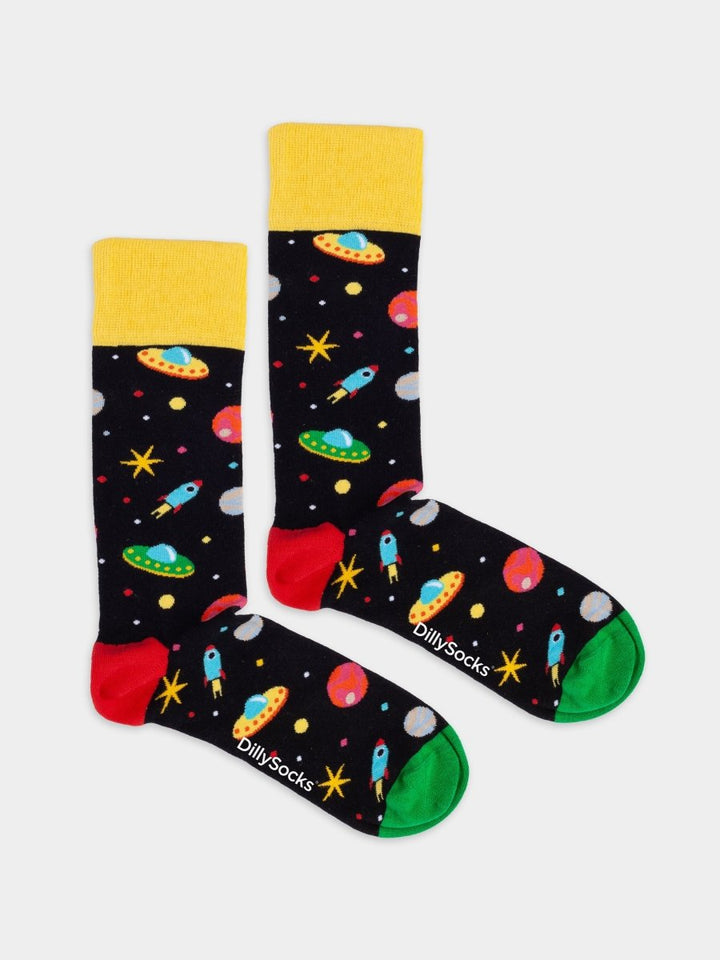 Socken Galactic Ride von DillySocks mit Weltraum-Motiv auf Schwarz