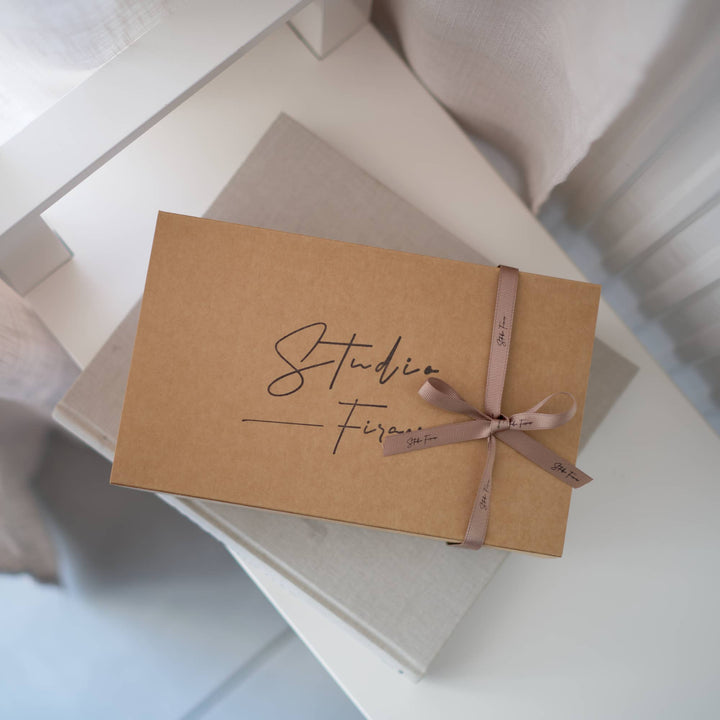 Geschenkkarton von Studio Firaora mit Band