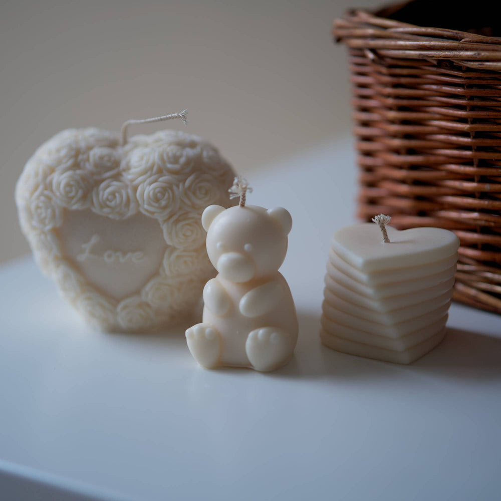 Sojakerze Baby Teddy neben weiteren Kerzen von Studio Firaora