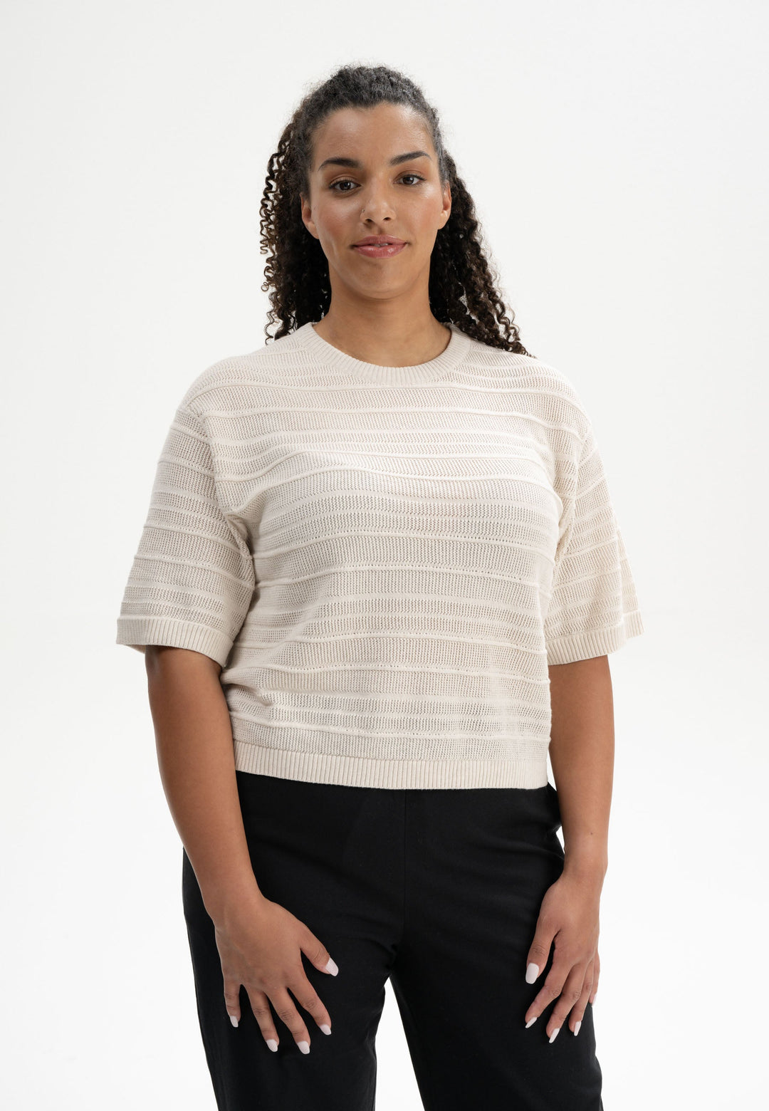 Strick T-Shirt Arohi Cream Melange von Mela, Vorderansicht am Model