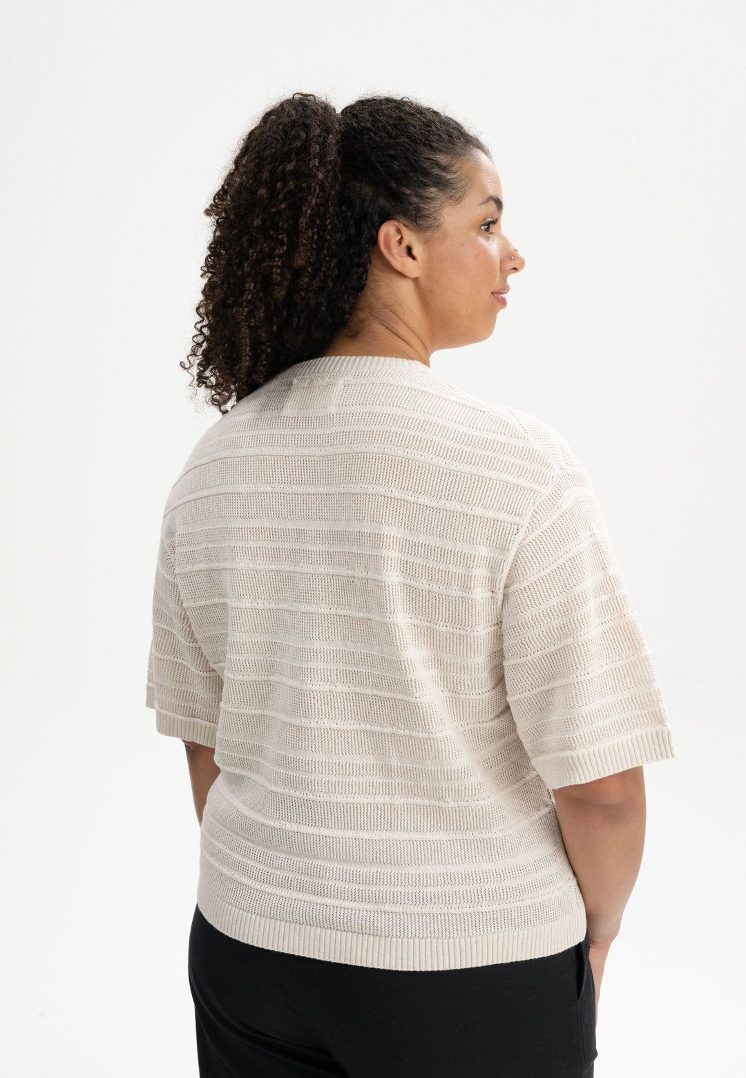 Strick T-Shirt Arohi Cream Melange von Mela, Rückansicht am Model