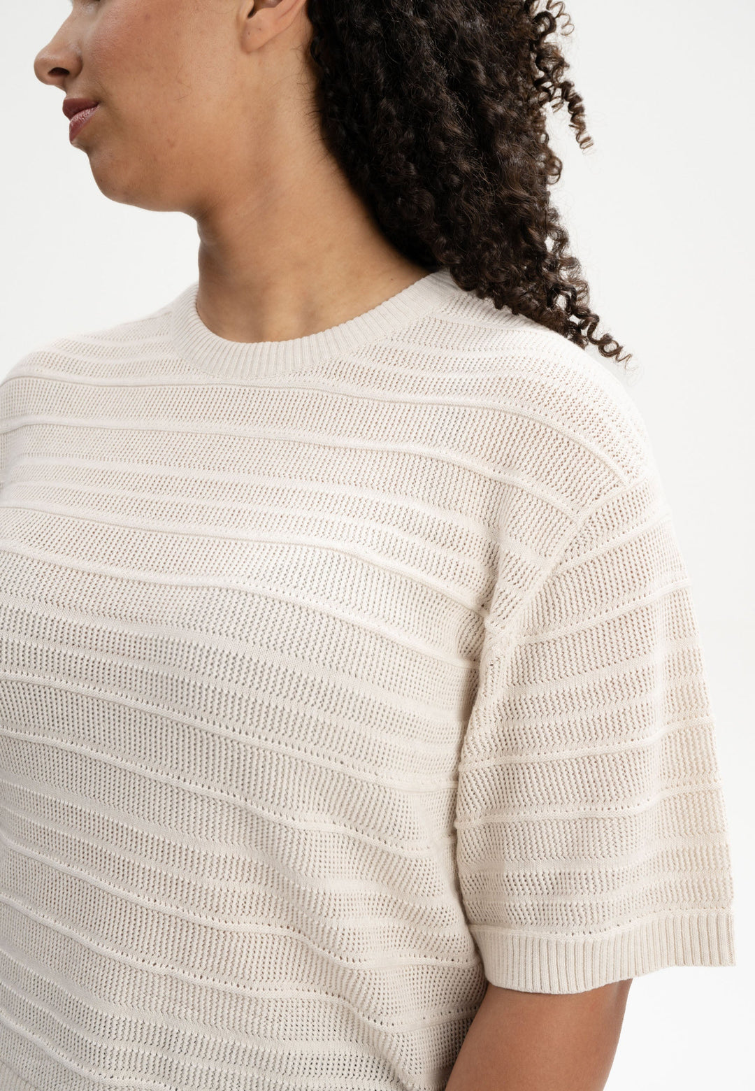 Strick T-Shirt Arohi Cream Melange von Mela, Detail Strickstruktur und Ärmel