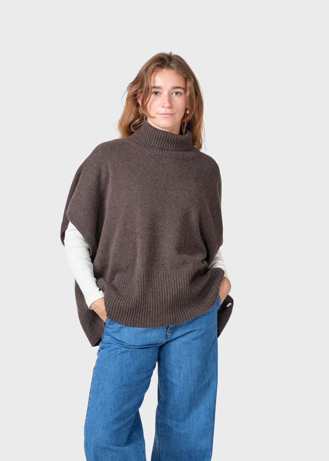 Strickponcho Alba Merino Taupe von Klitmøller Collective Hauptbild