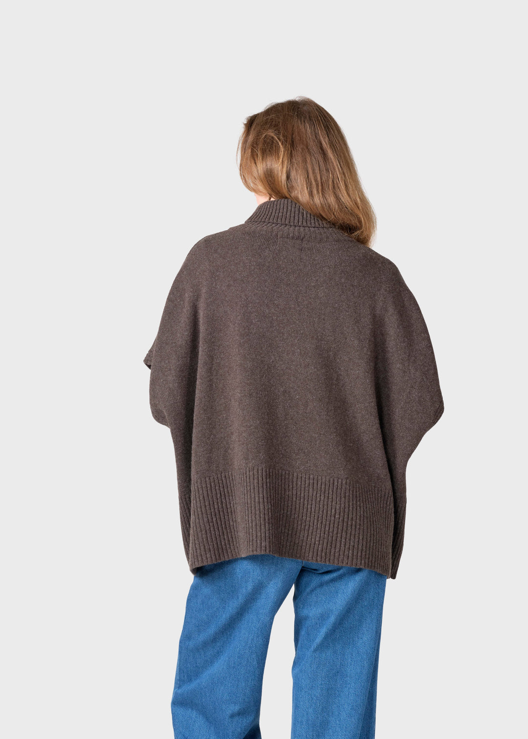 Strickponcho Alba Merino Taupe von Klitmøller Collective Ansicht 2