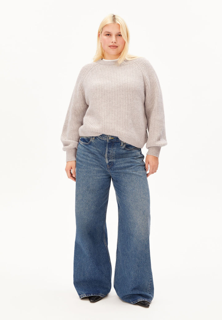 Strickpullover KAAGI Rippstrick Honey Melange von Armedangels am Model von vorne